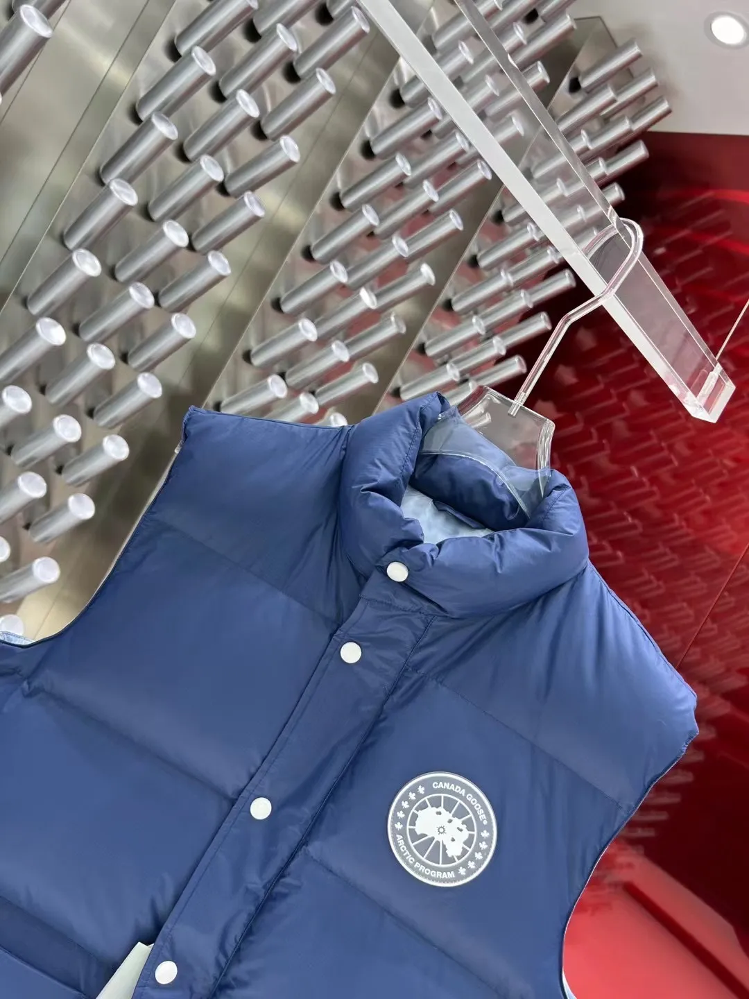 P440 2025 Autumn and Winter New 🆕Down Jacket Original 1:1 customized hardware accessories are all imported and original customized. Counter comparisons are welcome. Absolutely high quality. Made of top 90 white duck down. Super soft. Filled with fluffy and full feathers. Super heavy workmanship. Fabric workmanship. 👍Perfect version. Note⚠The fabric is super comfortable. Exclusive model. Non-market goods. Same sizes for men and women: XS～XXL.